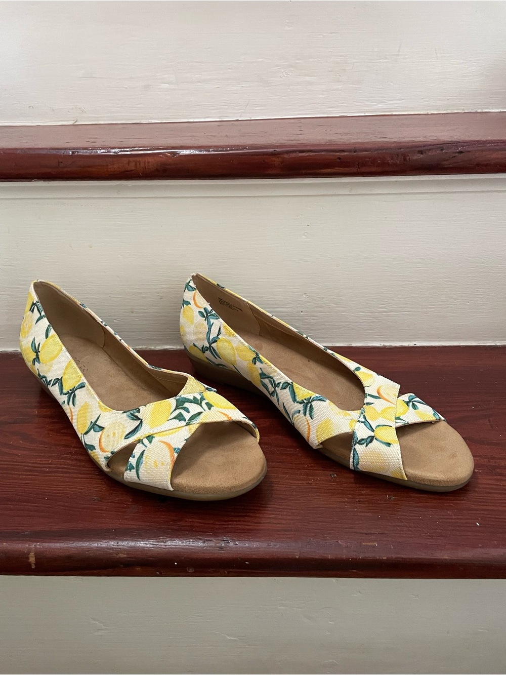 AEROSOLES Women's Lemon Print Peep-Toe Low Wedge Sandals Yellow & Green size 9.5